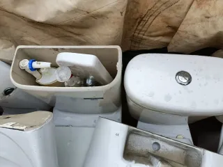 Lote sanitarios: inodoros y lavabos