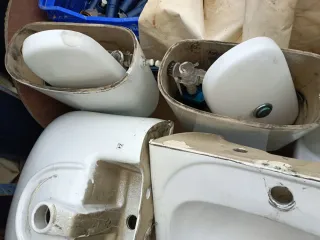 Lote sanitarios: inodoros y lavabos