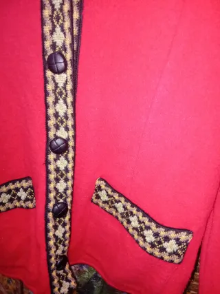 Chaqueta roja con adornos de rombos