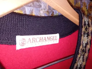 Chaqueta roja con adornos de rombos