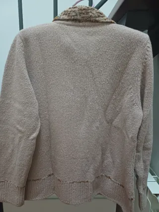 Cardigan beige con zip e tasche