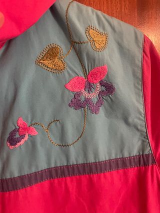 Vestido camisero bordado azul y rosa
