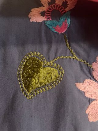 Vestido camisero bordado azul y rosa