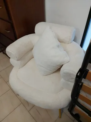 Sedia in tessuto bianco con gambe oro