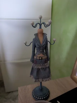 Colgador de joyas estilo vestido
