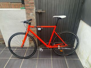 Bicicleta de ciudad poco usada