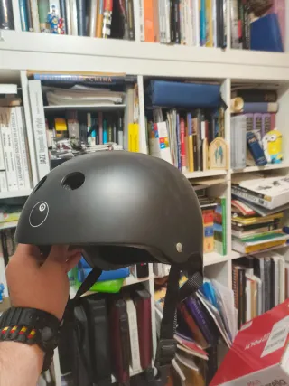 Casco infantil negro con 8