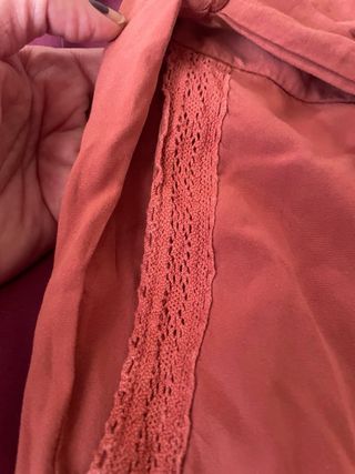 Pantalón fluido rosa con lazada