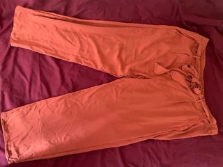 Pantalón fluido rosa con lazada