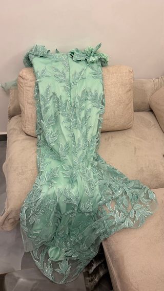 Vestido de fiesta verde agua con encaje