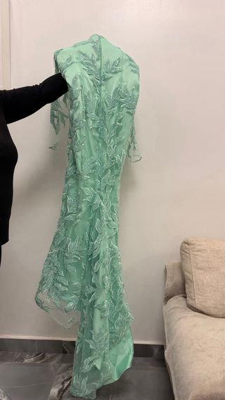 Vestido de fiesta verde agua con encaje