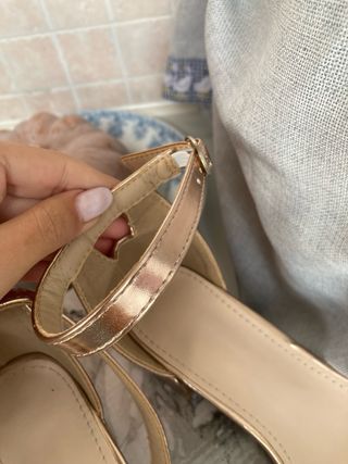 Sandali oro rosa tacco basso quadrato