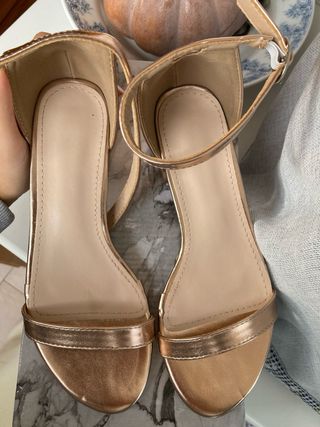 Sandali oro rosa tacco basso quadrato