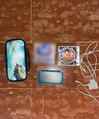 Nintendo 2DS XL con 2 giochi e una custodia