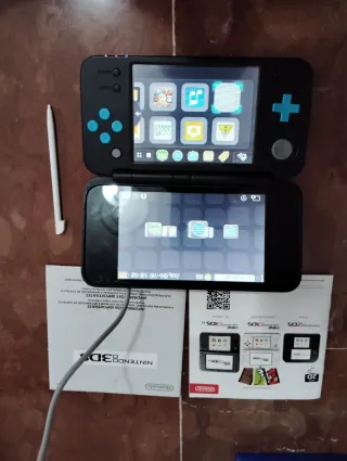 Nintendo 2DS XL con 2 giochi e una custodia