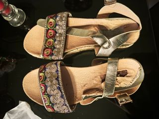 Sandalias doradas multicolor