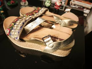 Sandalias doradas multicolor