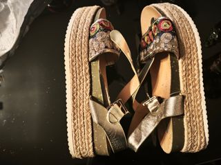 Sandalias doradas multicolor