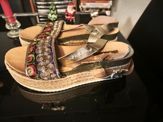 Sandalias doradas multicolor