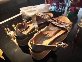 Sandalias doradas multicolor