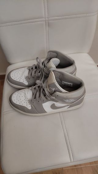 Zapatillas Jordan Grises y Blancas