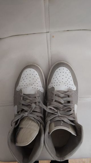 Zapatillas Jordan Grises y Blancas
