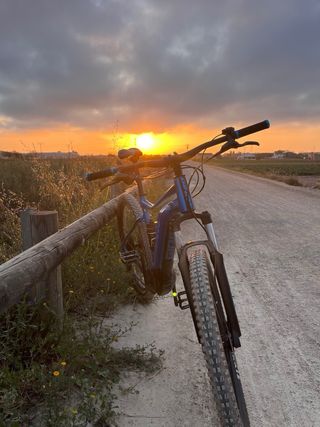 2 E-MTB Giant Fathom L y Liv Tempt XS