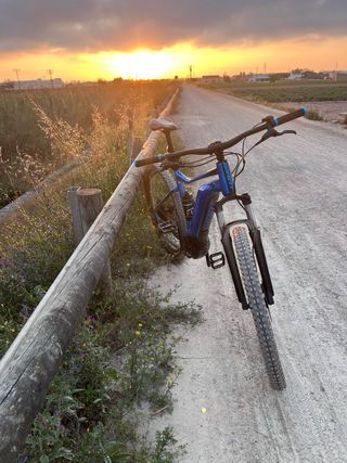 2 E-MTB Giant Fathom L y Liv Tempt XS