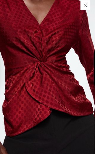 Camisa roja drapeada puntos