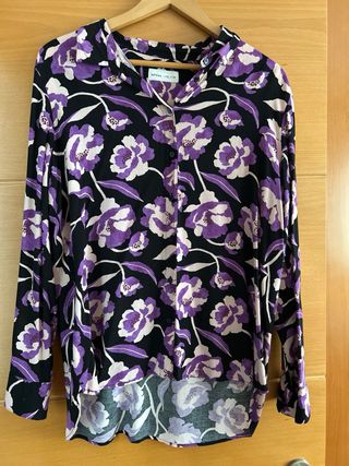 Camisa estampada y negra