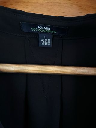 Camisa estampada y negra