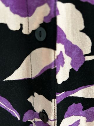 Camisa estampada y negra