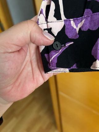Camisa estampada y negra