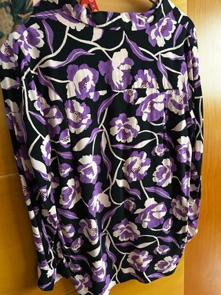 Camisa estampada y negra
