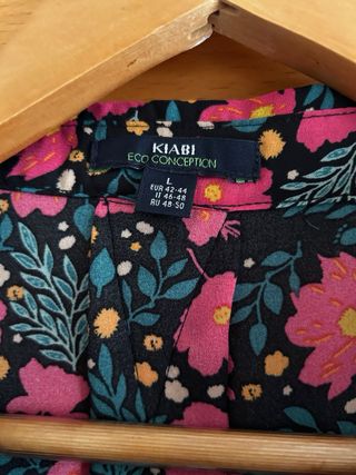 Camisa estampada y negra