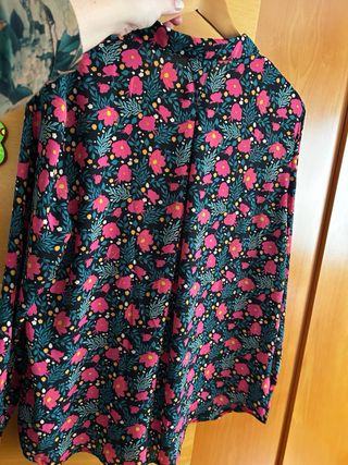 Camisa estampada y negra