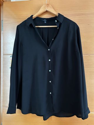 Camisa estampada y negra