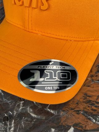 Gorra Levi's Flexfit Tech 110 Naranja