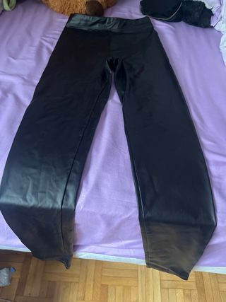 Pantalones efecto piel Bershka negros