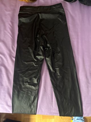 Pantalones efecto piel Bershka negros