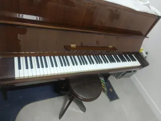 Piano vertical madera oscura