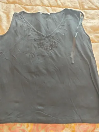 Camiseta negra sin mangas con bordado