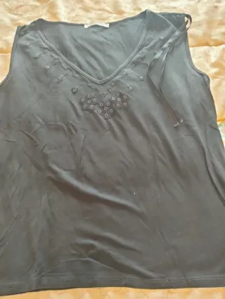Camiseta negra sin mangas con bordado