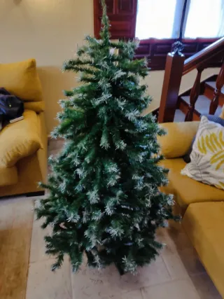 Árbol de Navidad verde y blanco