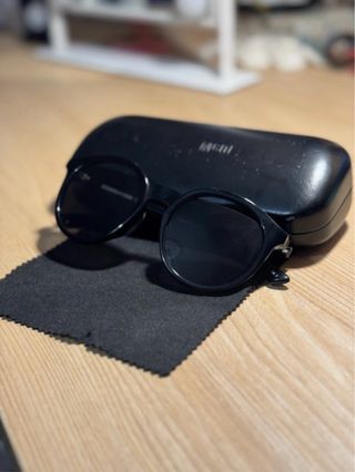 Occhiali McQueen neri modello particolare