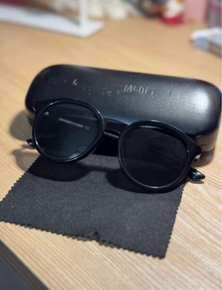 Occhiali McQueen neri modello particolare