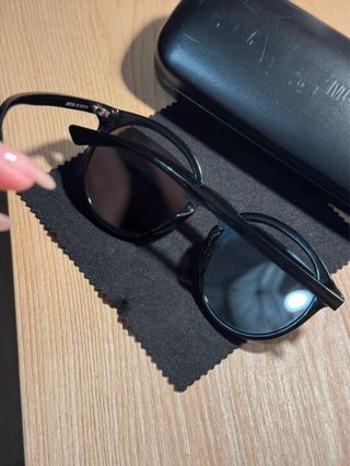 Occhiali McQueen neri modello particolare