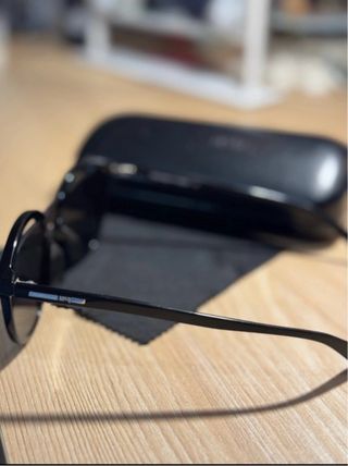 Occhiali McQueen neri modello particolare