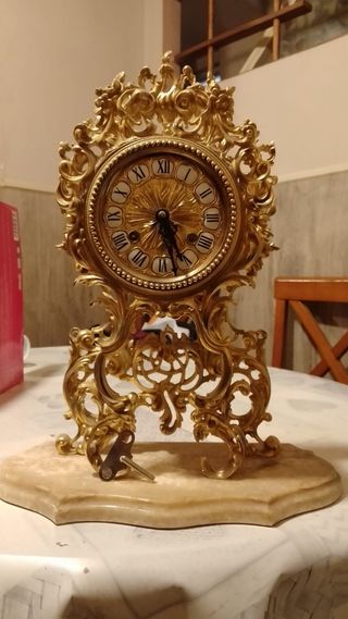 Reloj antiguo dorado con base de mármol