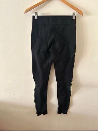 Leggings Zara negros con rayas amarillas